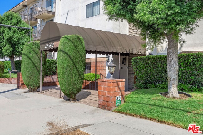 Building Photo - 12801 Moorpark St