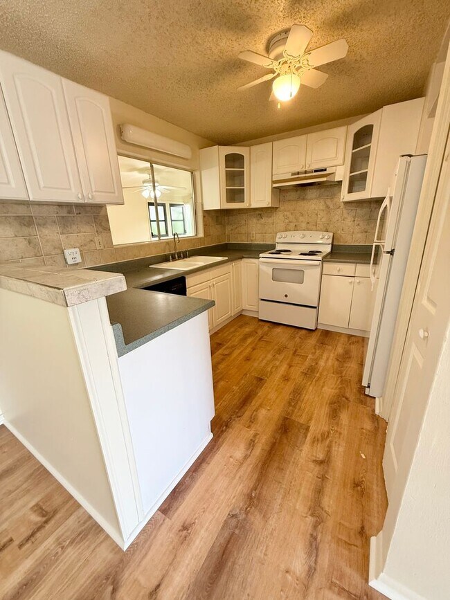 Foto del edificio - Spacious 3/2 in Club View Estates