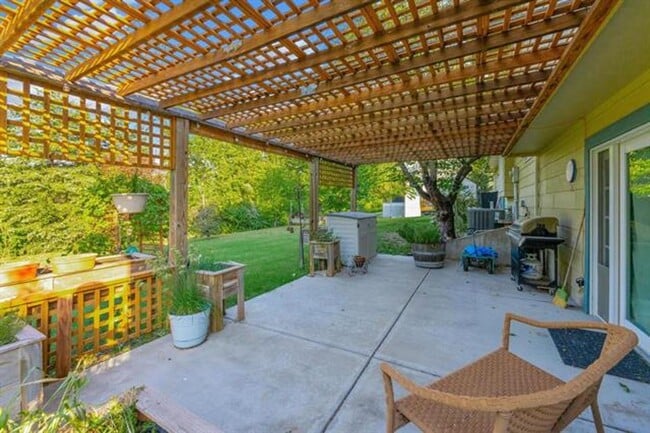 Building Photo - Large Family home in Chelsea Est. just SW ...