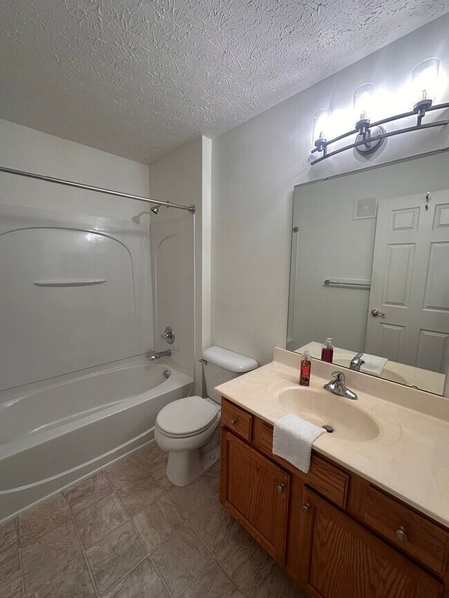Foto del edificio - Spacious 2BR Condo with Flex Space & Private Balcony in Crestwood’s Madison Park