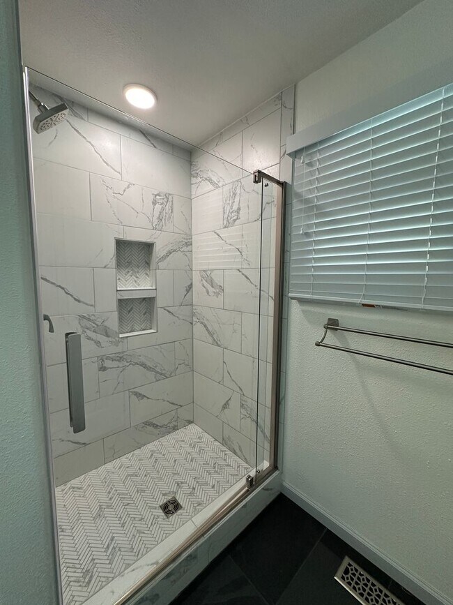 Building Photo - Three Bedroom Two Bath Single Family Home ...