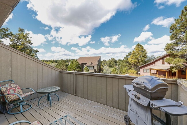 Building Photo - 2650 Valley View Dr