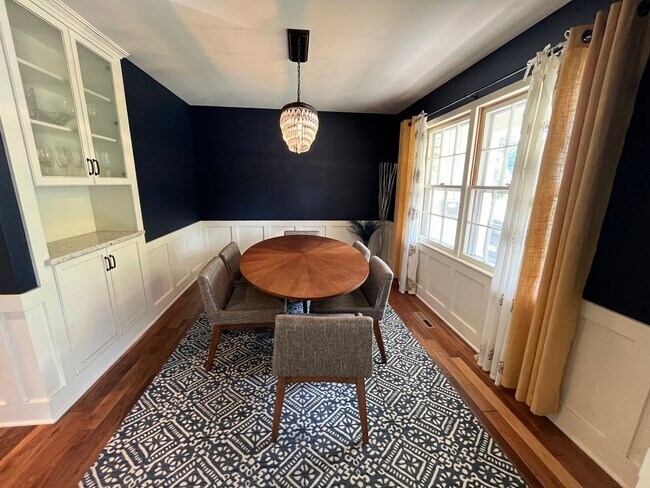 Building Photo - Luxury, Location, and Convenience.
