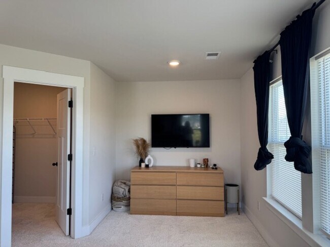Building Photo - Move In Ready - 3 Bedrooms, 2.5 Baths. Hic...