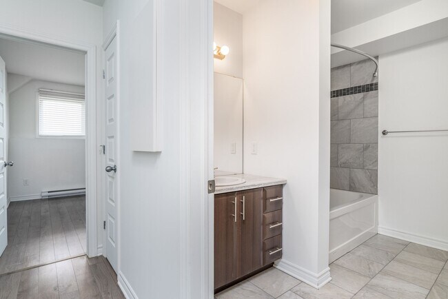 Building Photo - 518 Boul du Plateau