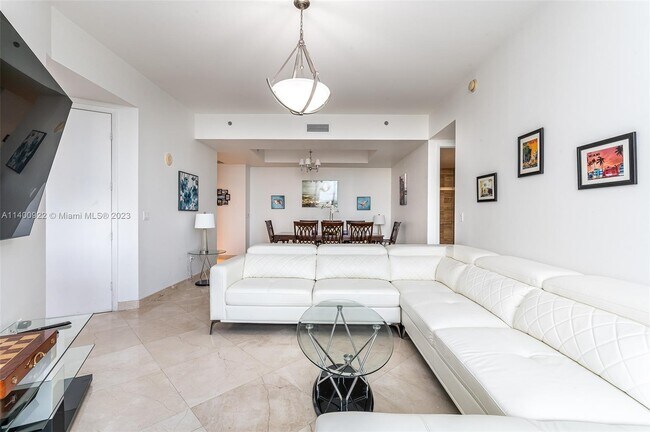 Foto del edificio - 15901 Collins Ave