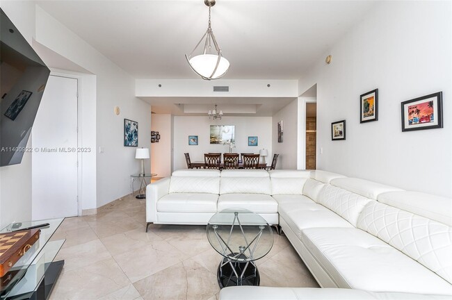 Building Photo - 15901 Collins Ave