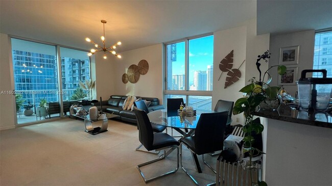 Foto del edificio - 300 S Biscayne Blvd