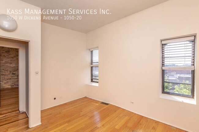 Foto del edificio - 1050 W Dickens Ave