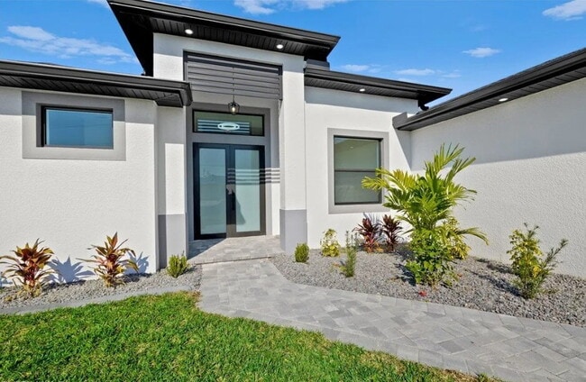 Foto del edificio - Luxury New Construction Pool Home for Rent...