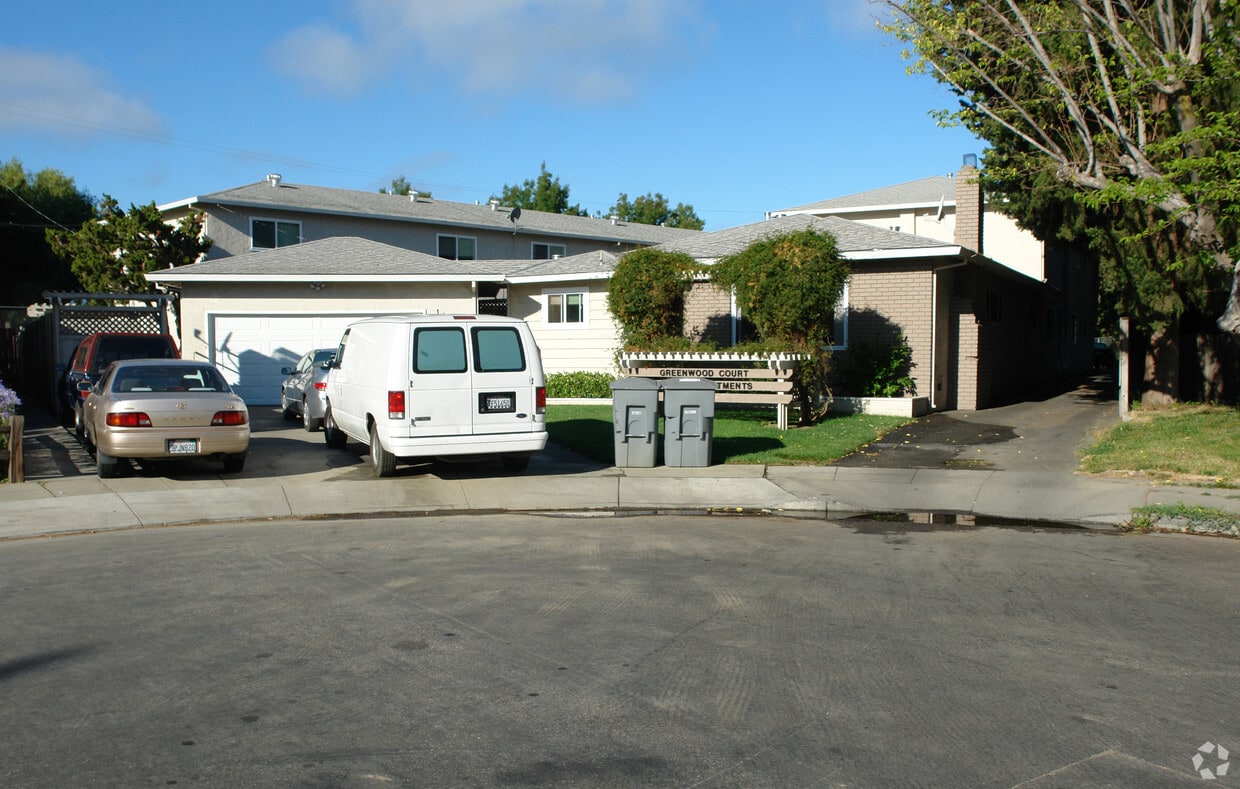 Primary Photo - Garden Apartments