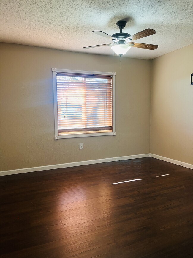 Foto del edificio - 230 N Marnico Ln