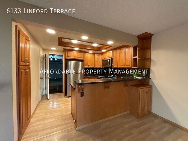 Foto del edificio - 6133 Linford Terrace