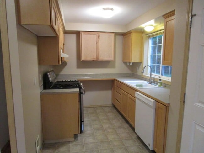 Building Photo - 1925 Wildflower Way