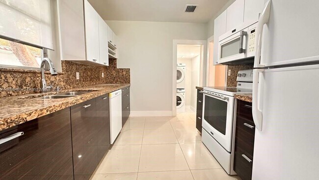 Foto del edificio - 2474 SW 24th Ter