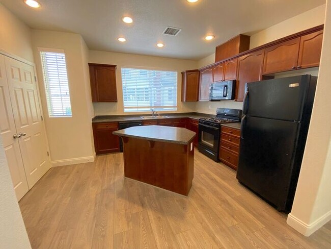 Building Photo - Luxury Townhouse 2 Master Suites - North M...