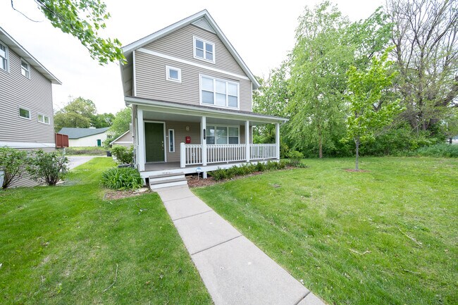 Building Photo - 108 Cedar Lake Rd S