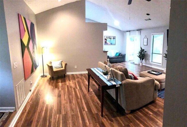 Foto del edificio - 117 Riverchase Dr