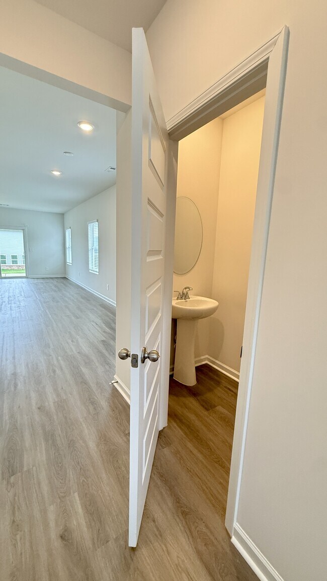 Foto del edificio - 8259 Huspa Ave