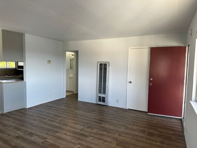 Building Photo - Large 2 bed/2 bath with beautiful view! Of...