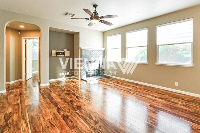 Foto del edificio - Beautifully Maintained Roseville Home with...