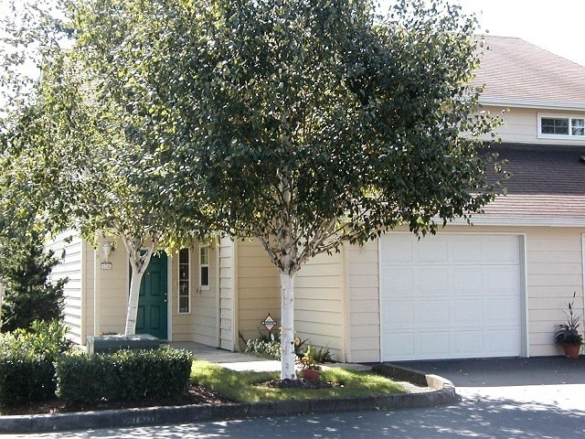 Beautifully Remodeled, Easy Living Townhome. Location, Location! - Beautifully Remodeled, Easy Living Townhome. Location, Location!