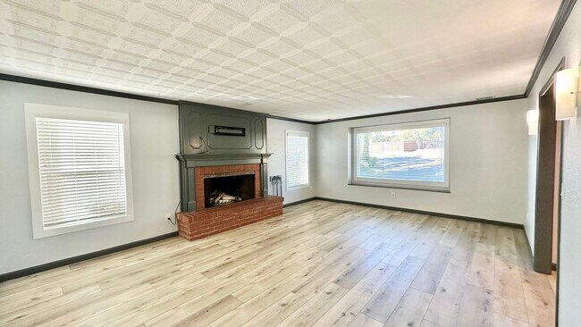 Foto del edificio - Beautifully Remodeled Top to Bottom Two-St...