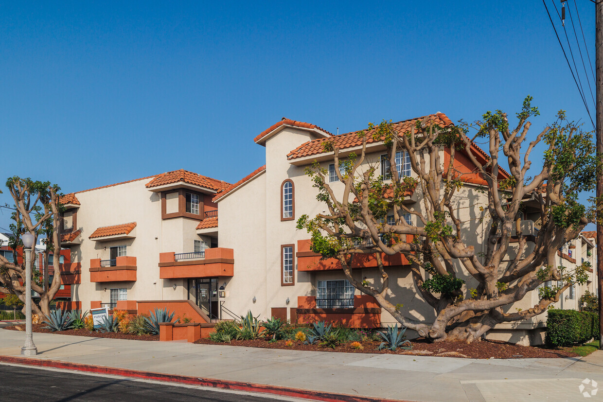 Primary Photo - Townhomes on Emerson