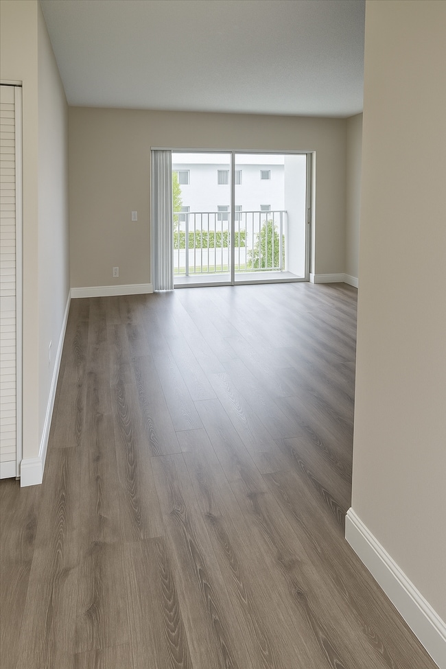 Foto del edificio - Brandon Palm Springs Apartment Homes
