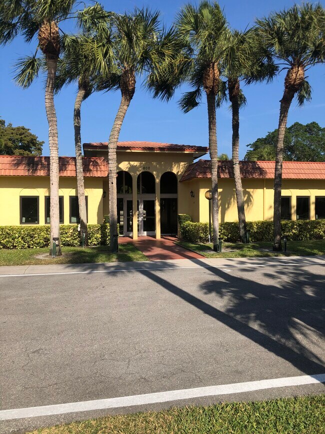 Building Photo - 866 SW 9th Street Cir