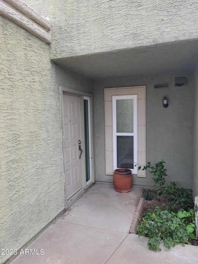 Building Photo - 815 E Grovers Ave