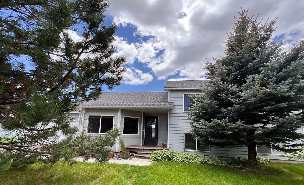 Primary Photo - 4 bed 3 bath- Short Term (3 mo) Unfurnishe...