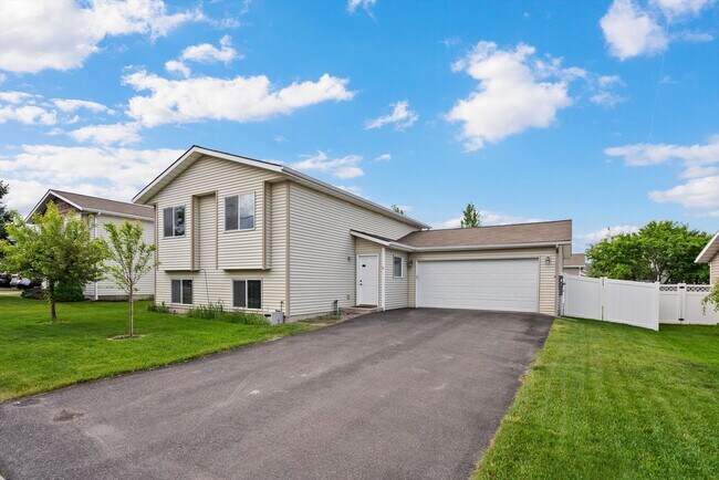 Foto del edificio - Amazing 3 Bedroom/2 Bath Bi-Level Home for...