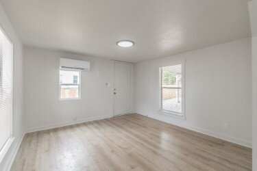 Foto del edificio - "Charming 2-Bedroom Retreat with Huge Yard...