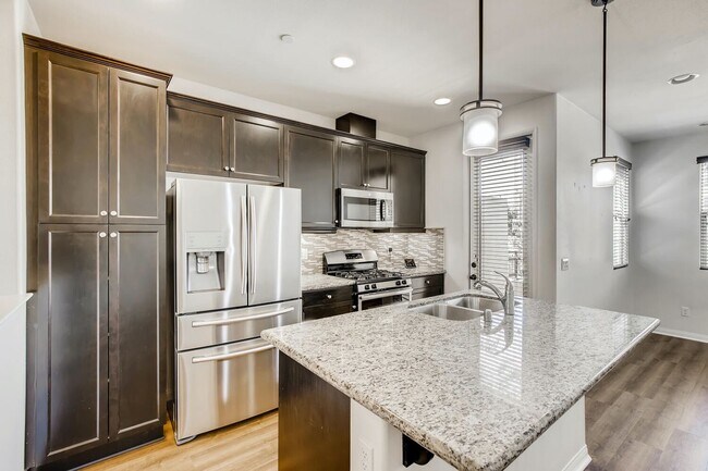 Building Photo - Amazing 2Bd/2Ba Townhouse with 1 car attac...