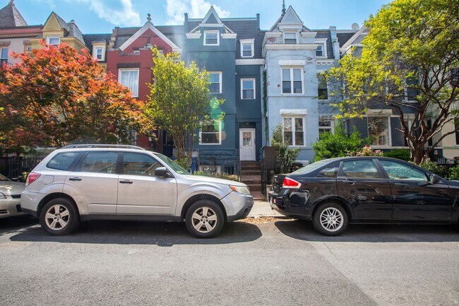 Foto del edificio - Sunny 2 BR/2 BA Condo in Columbia Heights!