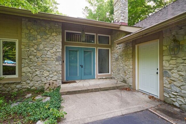 Building Photo - Magical 3 Bedroom in Tranquil Normandy Farms