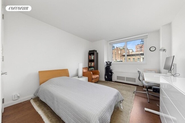 Building Photo - 200 E 94th St