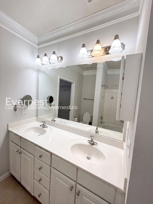 Foto del edificio - Lovely 2 Bed/2 Bath with Garage / Coming Soon!