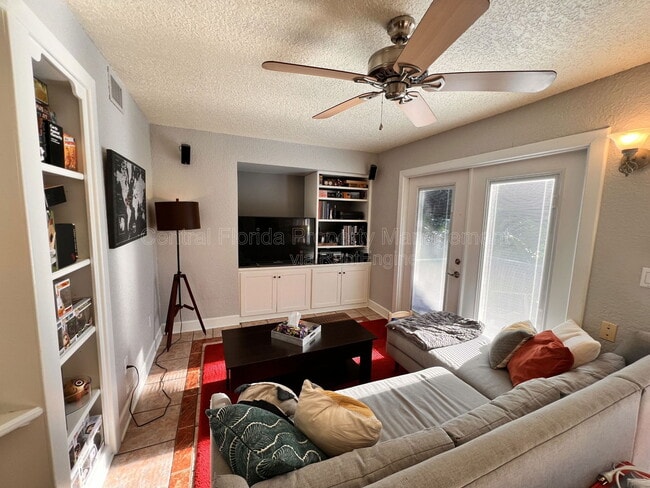 Building Photo - 750 Royal Palm Ct