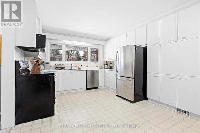 Building Photo - 1874 Rideau Garden Dr