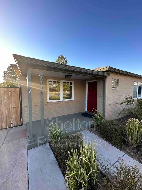 Photo - 2026 N Laurel Ave House