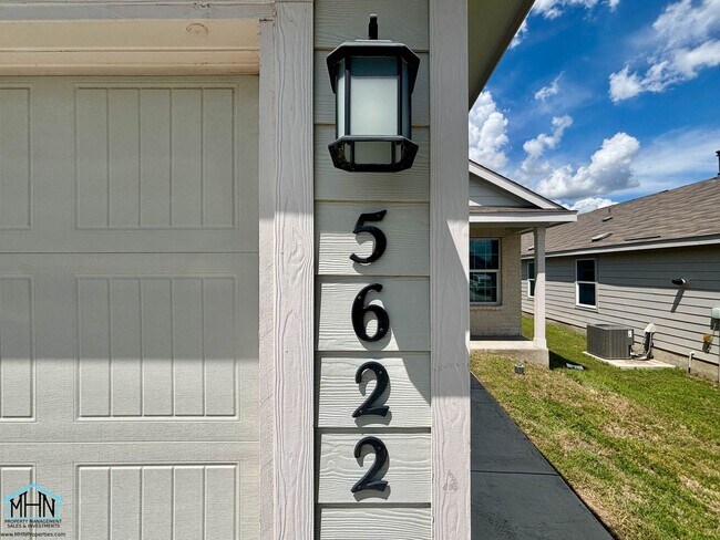 Building Photo - Live in Luxury in this beautiful 3bed/2bat...
