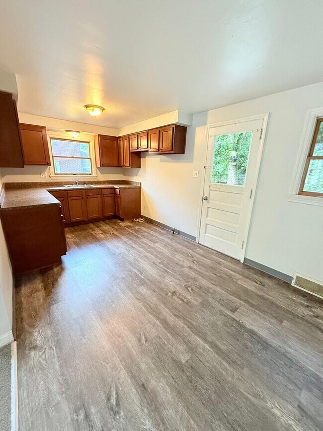 Foto del edificio - Freshly updated 4BD 1.5BA in Verona!!!