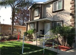 Building Photo - 633 E 81st St