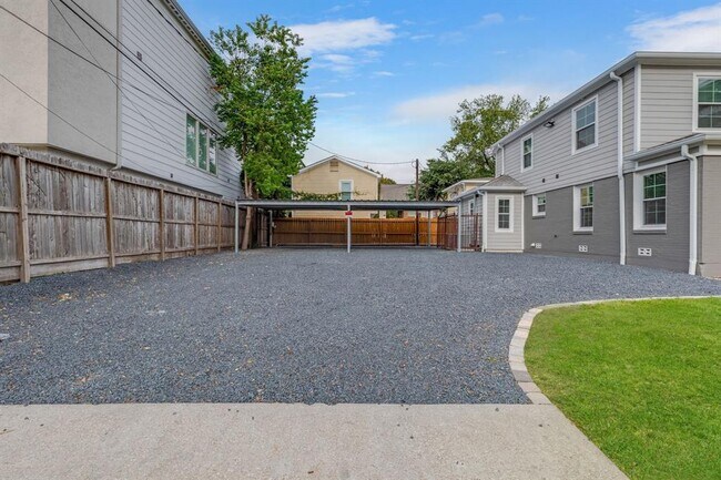 Building Photo - 1707 Binz St