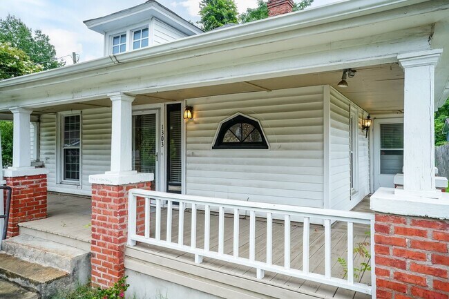 Foto del edificio - Charming Three Bedroom Home!