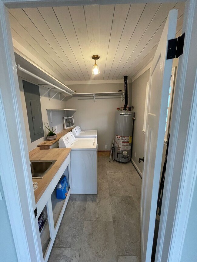 Foto del edificio - Gorgeous fully furnished home in Cramerton!!