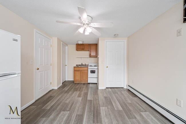 Building Photo - 1692 Memorial Dr