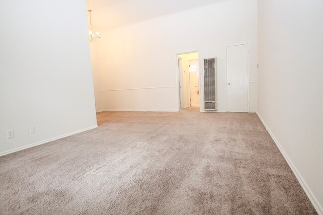 Building Photo - 333 S Rexford Dr